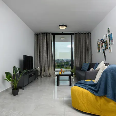 Sunny 1-bedroom - Staysbydais Apartament Larnaca